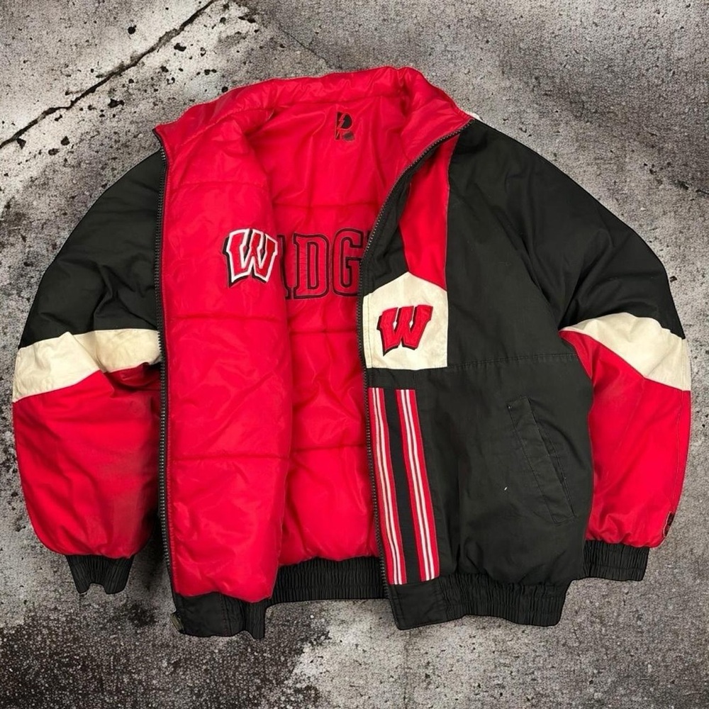 Vintage University of Wisconsin Badgers Reversible Pro Player Puffer Jacket 1990